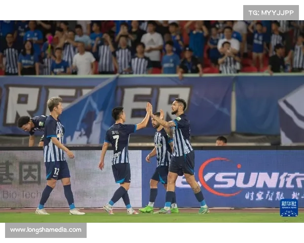 李宁披上深圳新鹏城17号球衣 与队共赴中超赛场 李宁披上深圳新鹏城17号球衣 与队共赴中超赛场